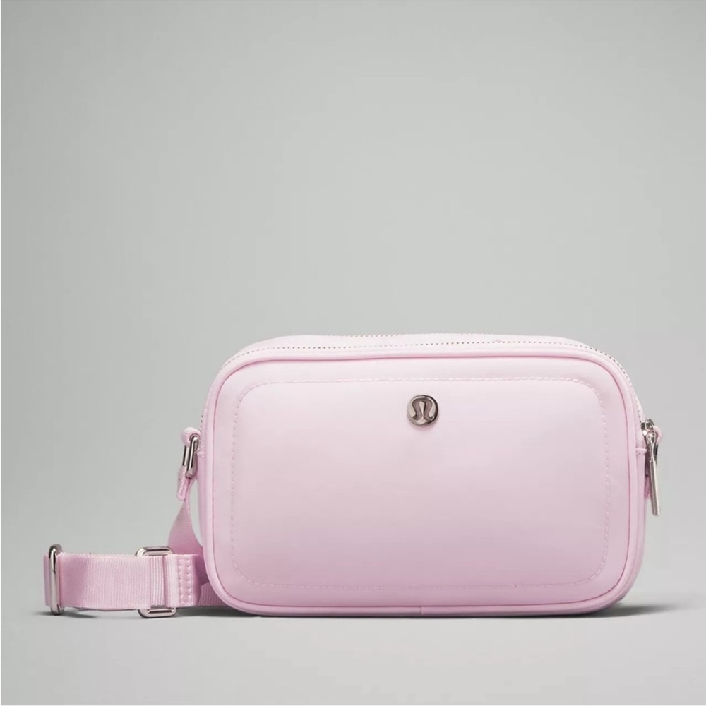 Lululemon 🍋 Crossbody Camera Bag 2L in Meadowsweet Pink
